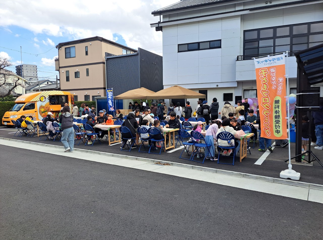 2025ラフテル春まつりにはCoCo壱番屋のキッチンカーが登場。美味しいカレーライスに舌鼓を打ちました。また、みたらし、ポテト、ウインナーなどの模擬店や謎解きやキッズフリーマーケットなど盛りだくさんの内容で大勢の方々に楽しんでいただきました。