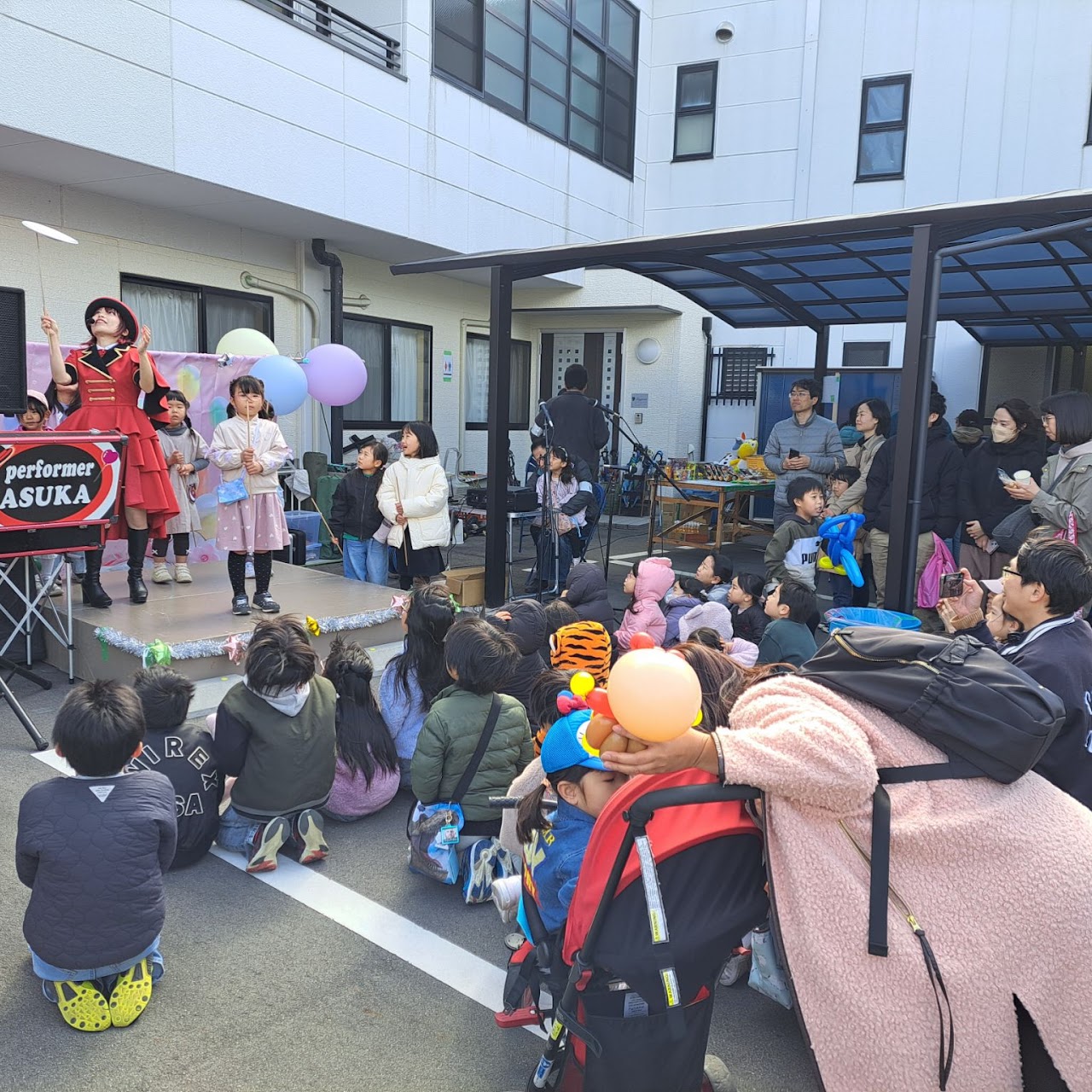 大道芸人さんのバルーンパフォーマンスに大盛り上がり。