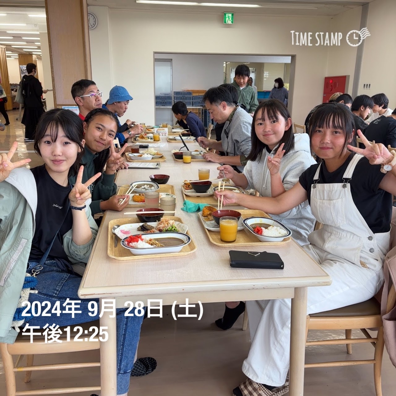 仲間と一緒に食べるご飯は最高。ついつい食べ過ぎちゃう。