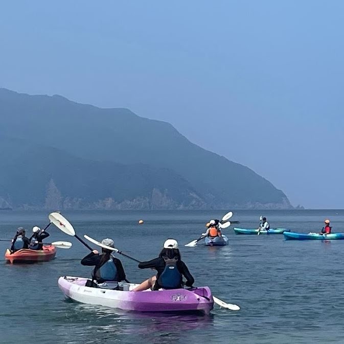 シーカヤックで海上ツーリング。友達と力を息を合わせて頑張った