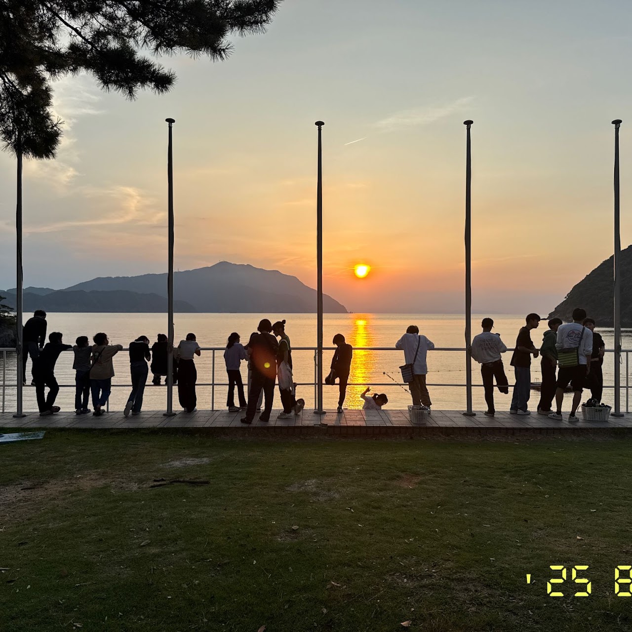 夕陽が沈むサンセットビーチは息をのむ美しさ。
