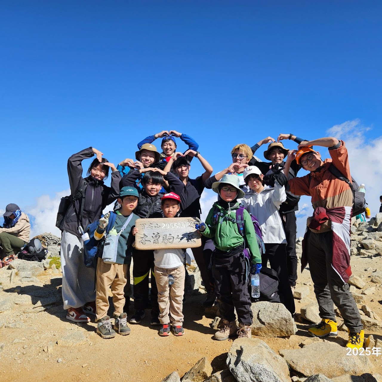 木曽駒ケ岳山頂にたどり着いたメンバーで記念撮影。やったぞ