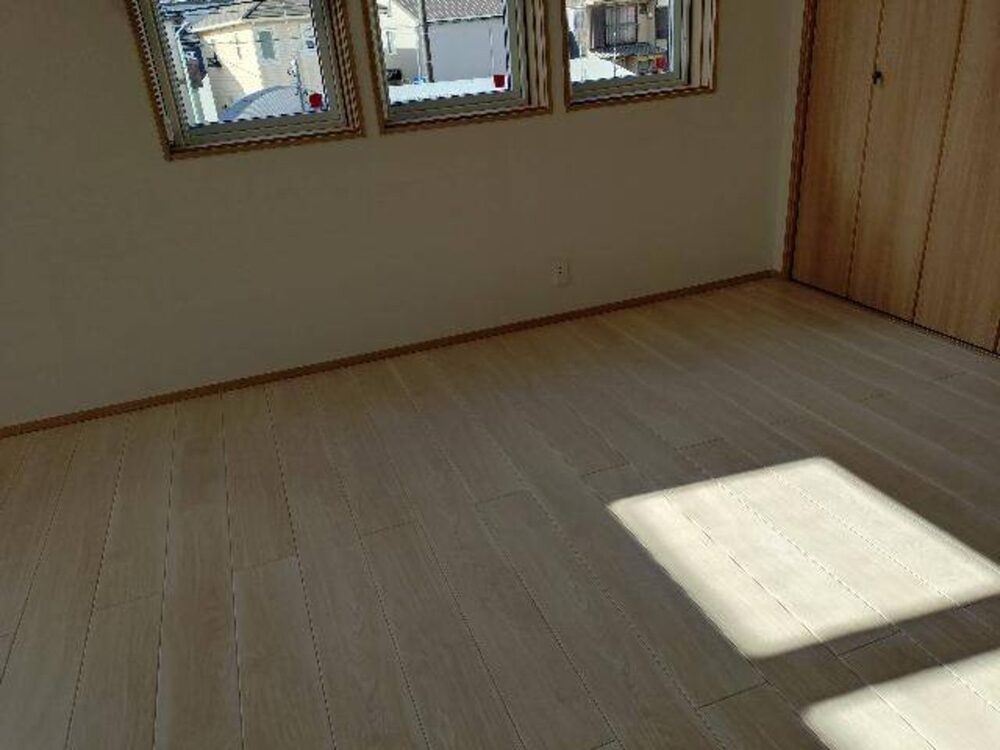 Ohanaの別の居室。3連の高窓から日が差し込む、家具が入る前の床
