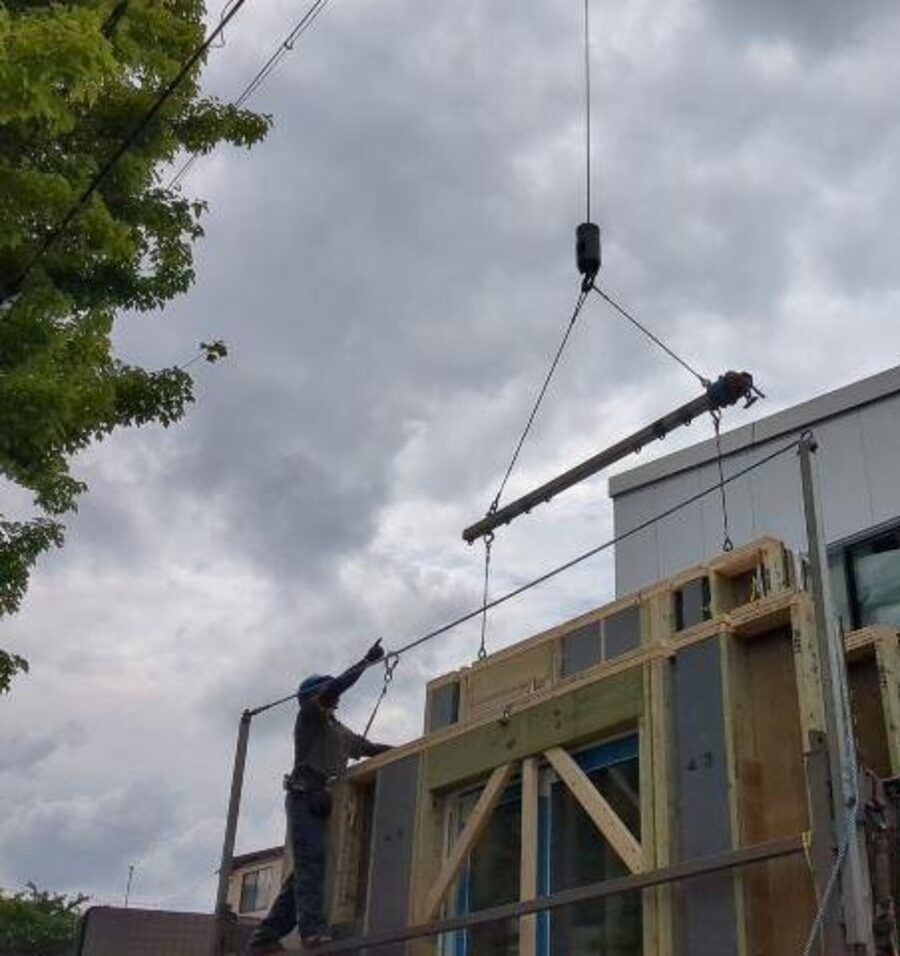 Ohanaの建て方の日、クレーンで木材が吊り上げられる様子