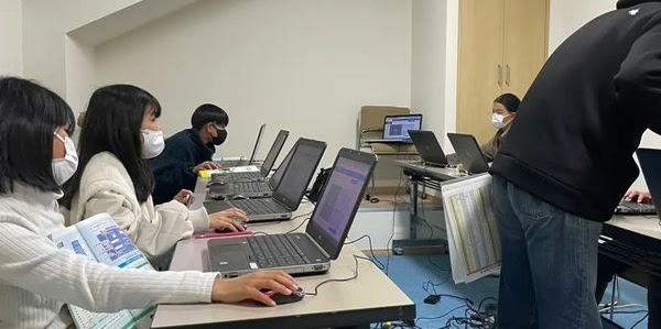 プログラミング教室でパソコンに向かうこどもたち