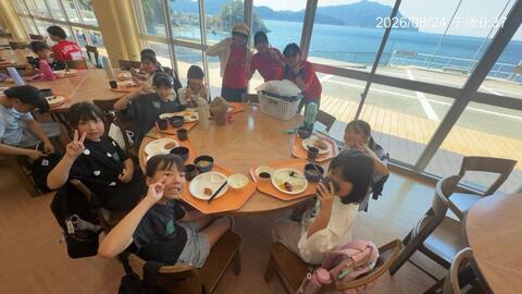食堂でピース