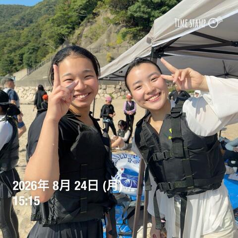 浜辺でピース