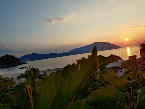 夕日と島影