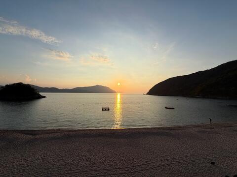 静かな夕方の浜辺