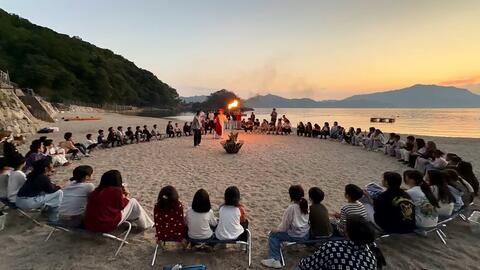 夕暮れの浜辺で輪になって