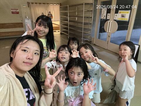 部屋でピース