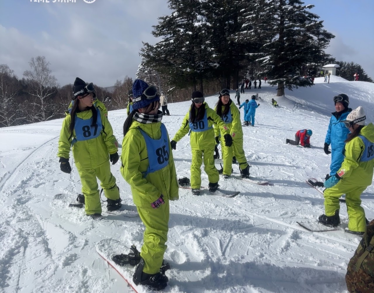 ゲレンデに並ぶスキーウェア姿のこどもたち