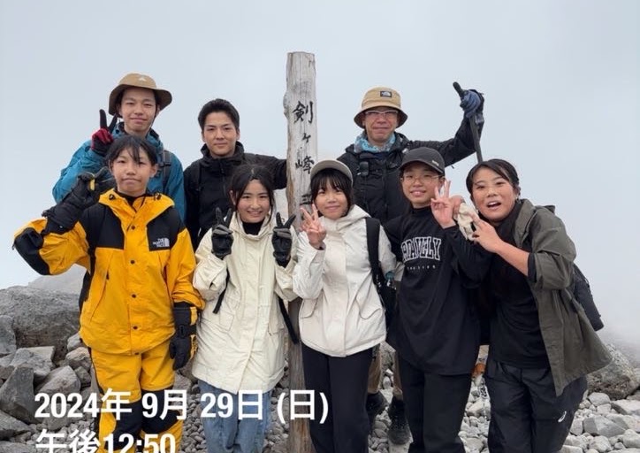 乗鞍の山道を歩く参加者たち