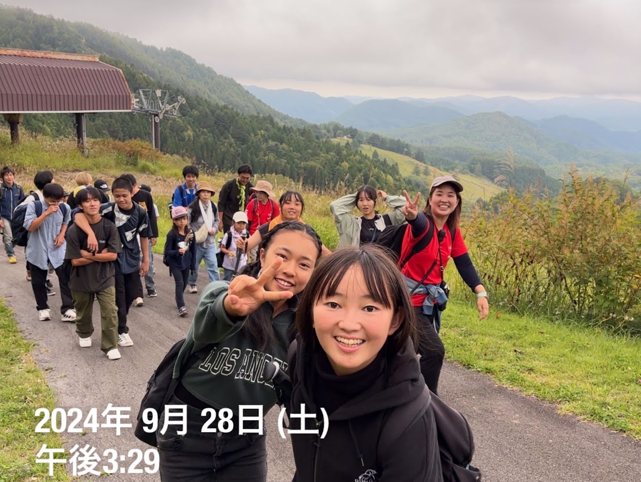 剣ヶ峰の山頂標識前での集合写真